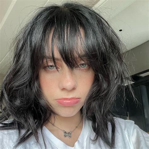 Billie Eilish abala redes com clique de calcinha, meia ...